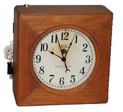 Warren Telechron Co., Ashland, Mass. Electric gallery clock, running. — Antique Clocks Price Guide