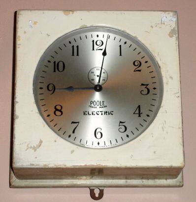 Poole Manufacturing Co, Ithaca, NY, "Reliance" electric battery wall timepiece. Circa 1928 — Antique Clocks Price Guide