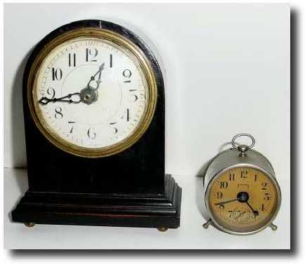 Mixed lot: of two clocks. — Antique Clocks Price Guide